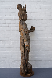 Een grote Chinese houten sculptuur van Guanyin, Ming